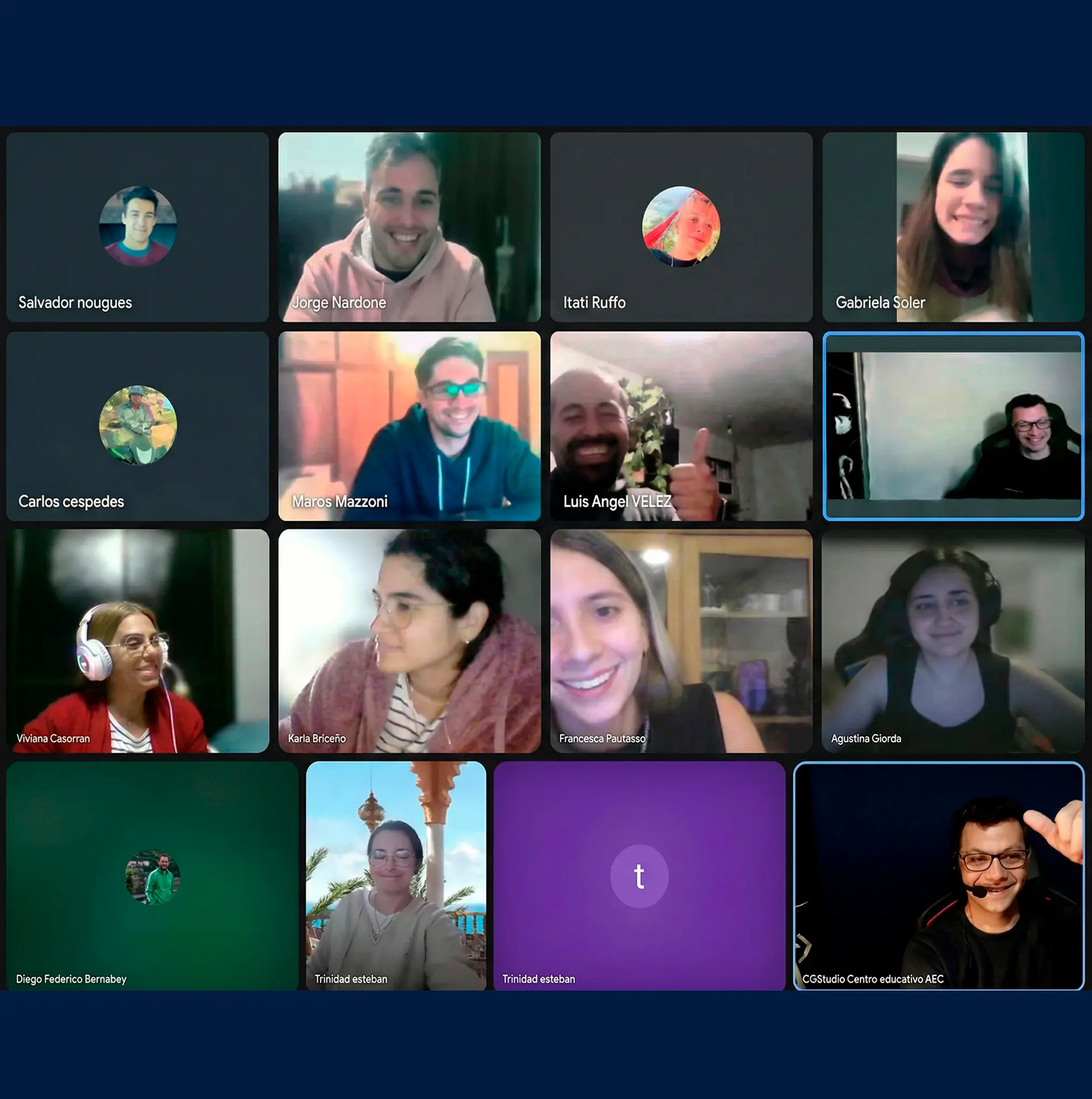 Estudiantes online interactuando