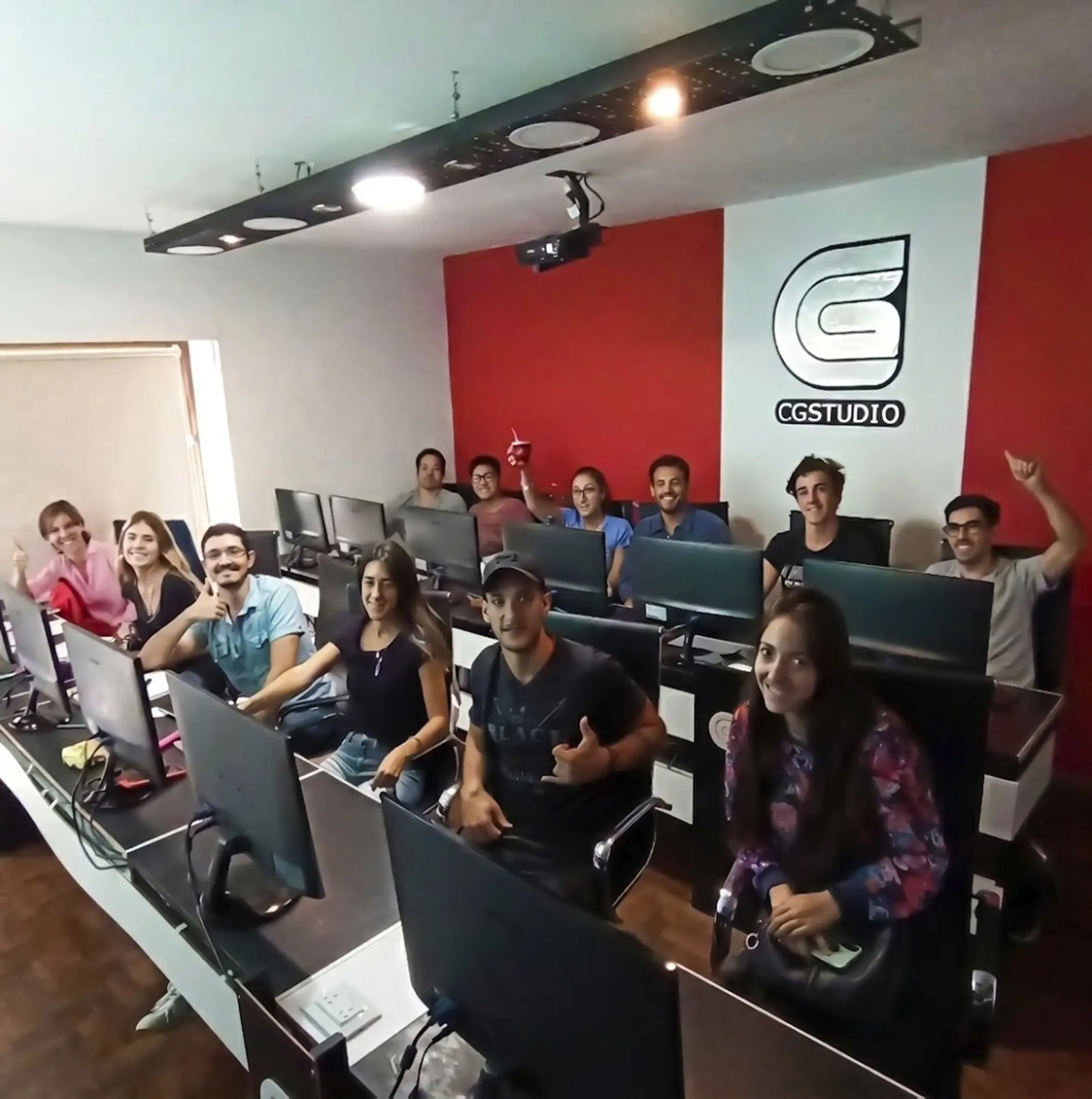 Alumnos en clase presencial CGstudio